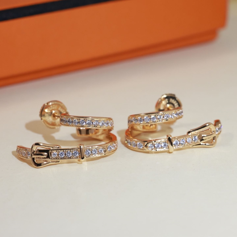 H**me5 earrings